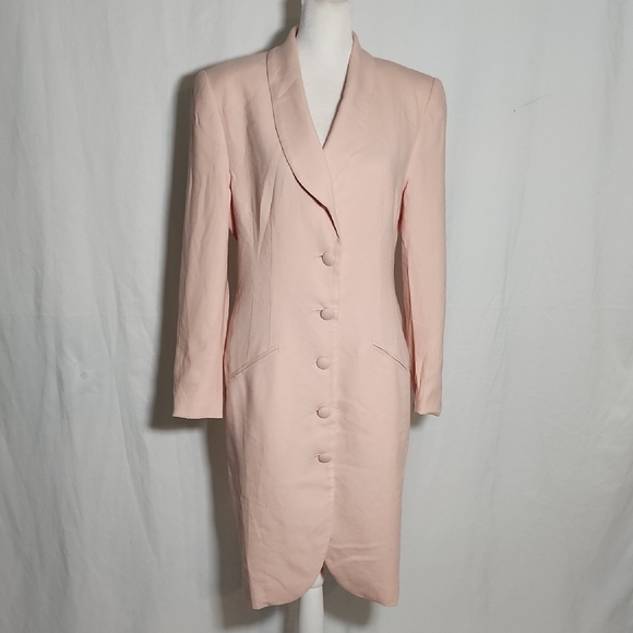 Sophisticated Pink Blazer with Structured Fit and Lapel - Picture 1 of 7